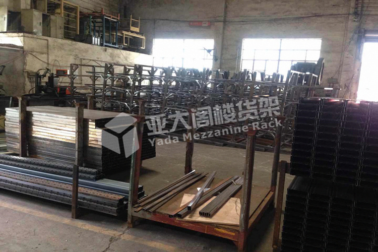 廣州亞大閣樓貨架廠家訂單不斷，工廠人員正全力以赴趕貨中